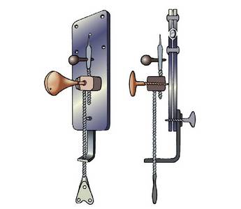 1. Irudia: Antony van Leeuwenhoek-ek egin zituen mikroskopioetako baten eskema; tresna horrekin 300 aldiz ere handitzen zuen aztergaia, eta horrela bakterioak ikus zitezkeen.<br><br>
